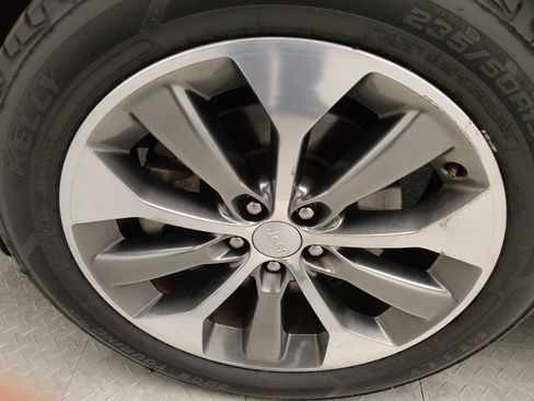 Used 2019 Jeep Cherokee Overland w/ Technology Group FWD image 31