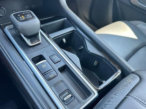 Used 2025 Nissan Pathfinder SL image 19