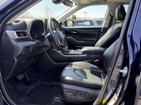 Used 2021 Toyota Highlander XLE image 16