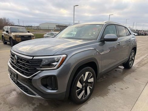 Used 2025 Volkswagen Atlas Cross Sport SE image 11