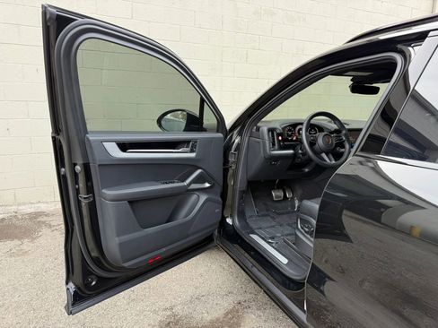 Used 2024 Porsche Cayenne Turbo image 28
