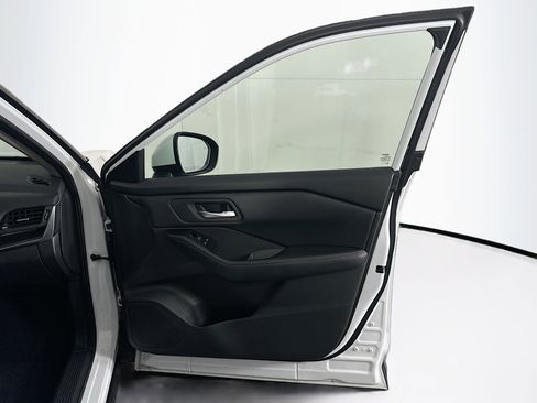 Used 2025 Nissan Rogue SV image 32