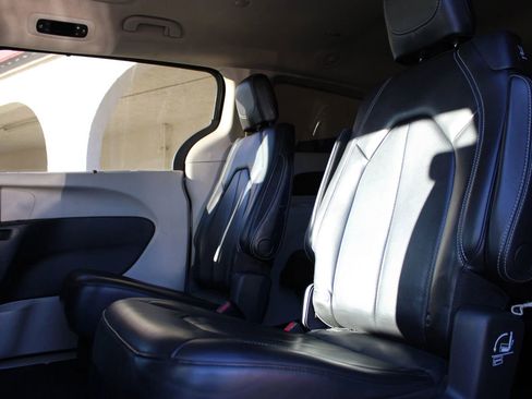 Used 2020 Chrysler Voyager Lxi image 8