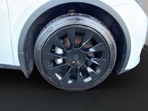 Used 2022 Tesla Model Y Long Range image 24