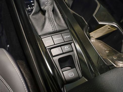 Used 2025 Toyota Camry SE w/ Multimedia Upgrade Package image 17