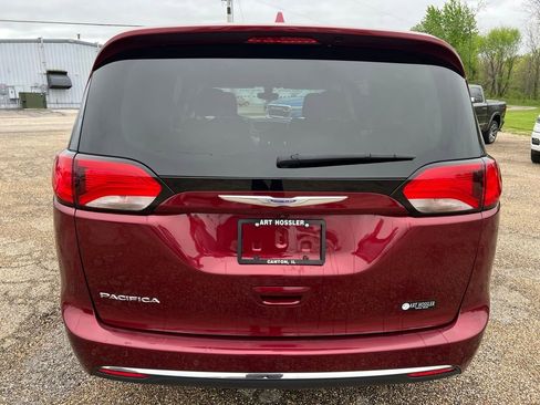 Used 2020 Chrysler Pacifica Touring w/ Tire & Wheel Group FWD image 6