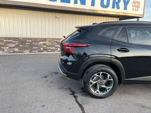 Used 2025 Chevrolet Trax LT w/ LT Convenience Package image 11