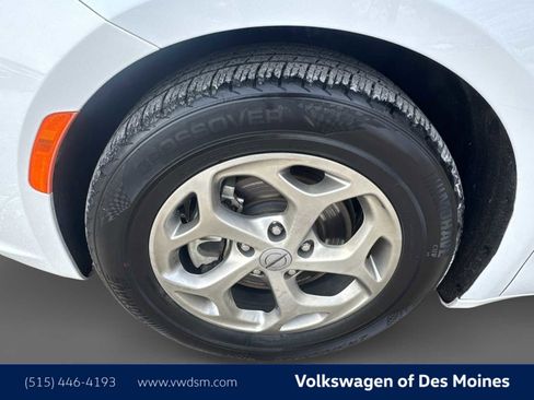 Used 2024 Chrysler Pacifica Limited image 8