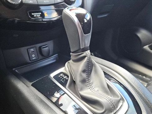 Used 2017 Nissan Rogue SV image 12