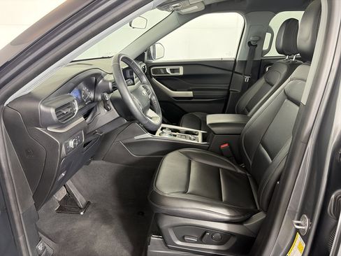 Used 2022 Ford Explorer XLT w/ Equipment Group 202A image 6