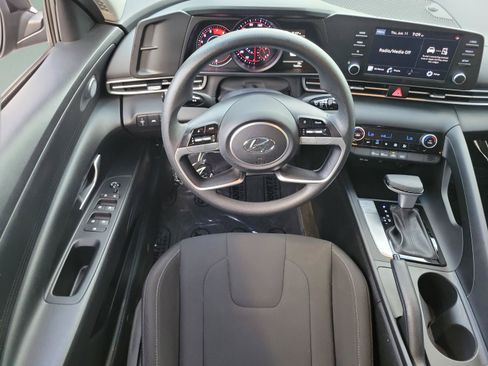 Used 2023 Hyundai Elantra SEL w/ Preferred Accessory Package FWD image 9