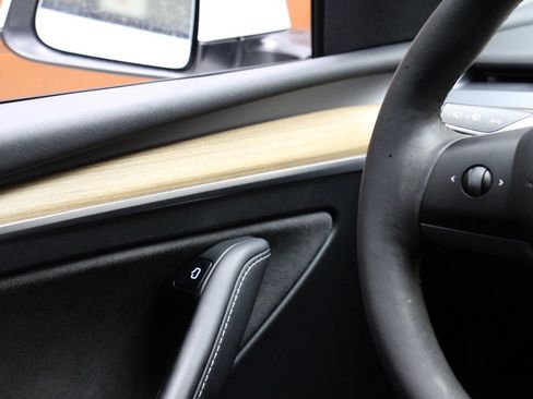 Used 2023 Tesla Model Y 2WD image 32