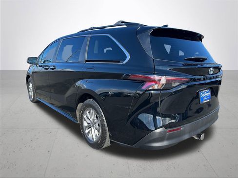 Used 2023 Toyota Sienna XLE image 9