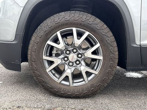Used 2023 GMC Acadia SLT w/ Preferred Package FWD image 9