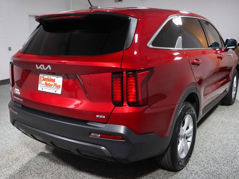 Used 2023 Kia Sorento LX image 7