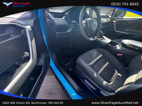Used 2019 Toyota RAV4 LE AWD/4WD image 7