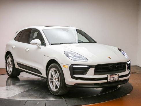 Certified 2023 Porsche Macan AWD/4WD image 4