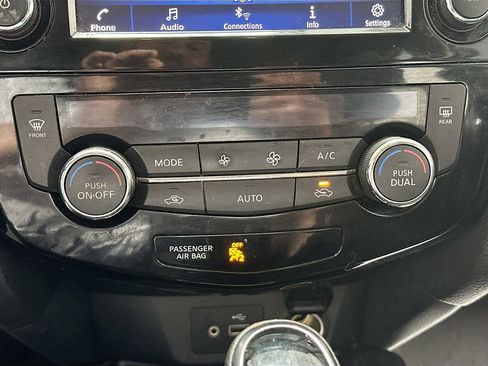 Used 2018 Nissan Rogue SV AWD/4WD image 16