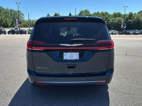 Used 2024 Chrysler Pacifica Touring-L FWD image 4
