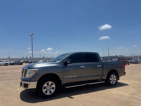 Used 2018 Nissan Titan SV w/ SV Convenience Package RWD image 10
