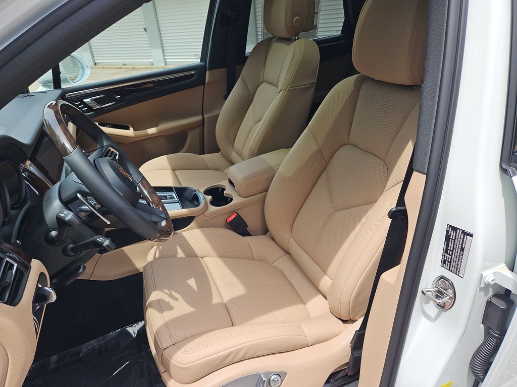 Certified 2026 Porsche Macan AWD/4WD image 5