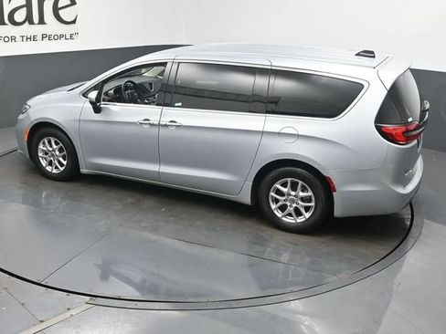 Used 2023 Chrysler Pacifica Touring-L FWD image 43