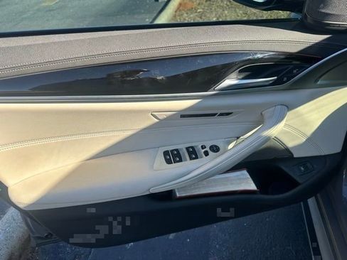 Used 2021 BMW M550i xDrive w/ Premium Package image 40