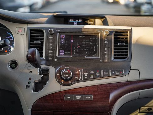 Used 2013 Toyota Sienna XLE image 13