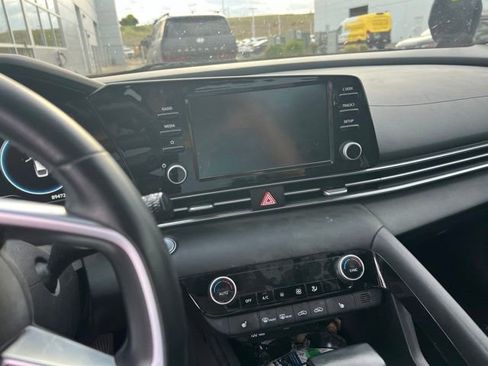 Used 2021 Hyundai Elantra SEL w/ Convenience Package FWD image 11