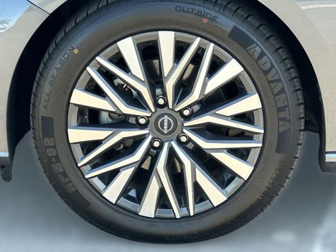 Used 2024 Nissan Altima 2.5 SV FWD image 12