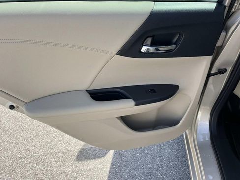 Used 2017 Honda Accord EX image 18