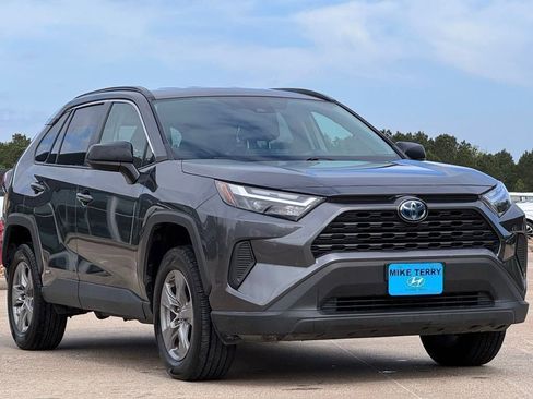 Used 2023 Toyota RAV4 LE AWD/4WD image 8