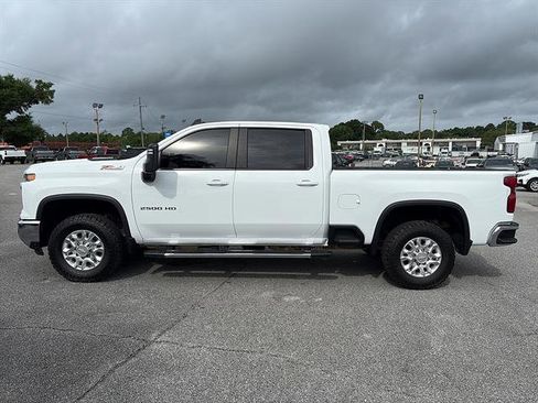 Used 2024 Chevrolet Silverado 2500 LT AWD/4WD image 3