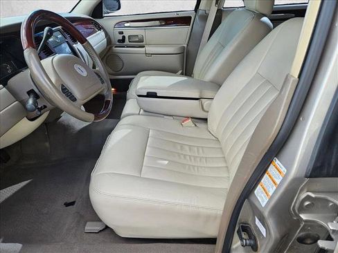 Used 2003 Lincoln Town Car Signature image 15