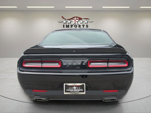 Used 2018 Dodge Challenger SXT RWD image 5