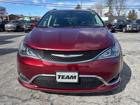 Used 2017 Chrysler Pacifica Touring-L image 2