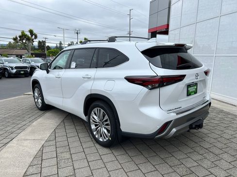 New 2026 Toyota Highlander Platinum AWD/4WD image 3