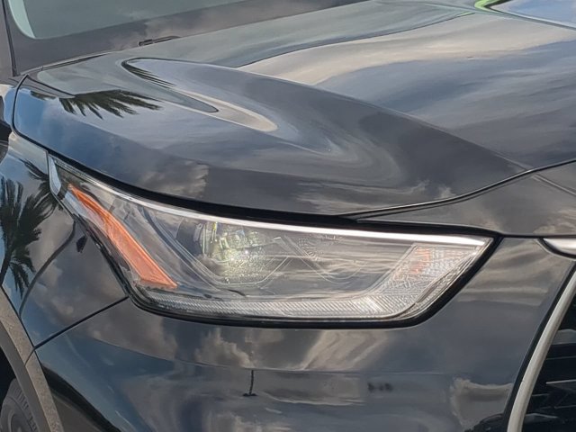 Used 2021 Toyota Highlander LE FWD image 10