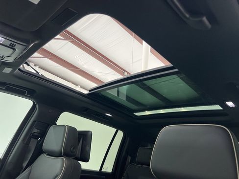 New 2025 Chevrolet Suburban Premier image 18