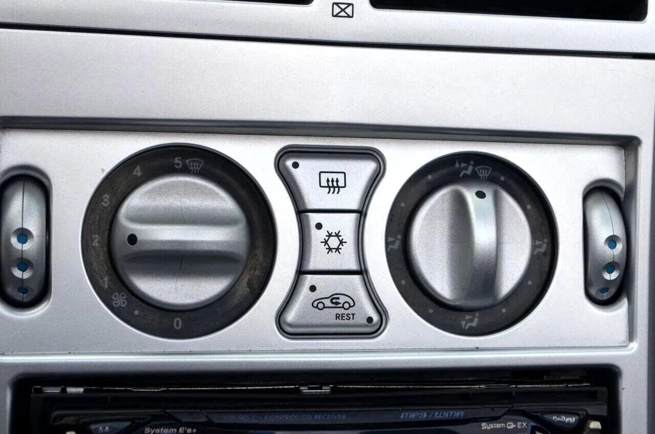 Used 2005 Chrysler Crossfire Limited RWD image 29