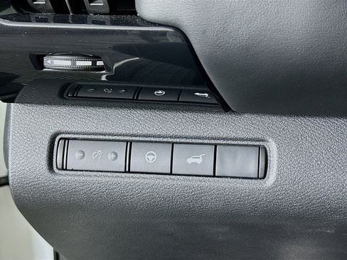 Used 2025 Nissan Pathfinder SV image 16