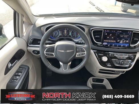 Used 2024 Chrysler Pacifica Touring-L image 12