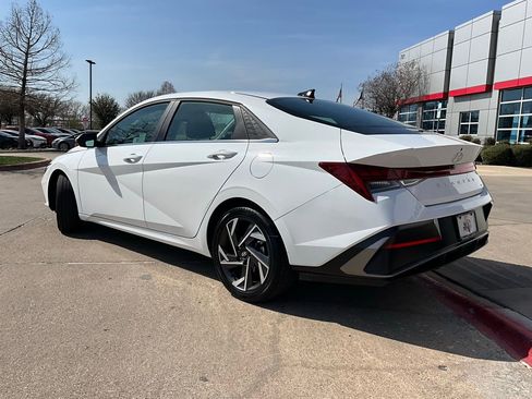 Used 2025 Hyundai Elantra Limited image 8