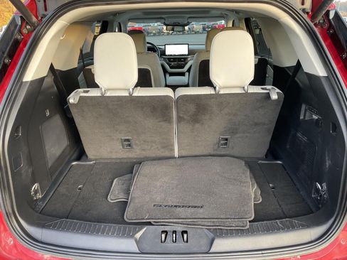 Certified 2025 Ford Explorer Platinum w/ Ultimate Package AWD/4WD image 15