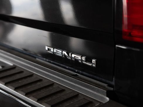 Used 2017 GMC Sierra 2500 Denali w/ Duramax Plus Package AWD/4WD image 11