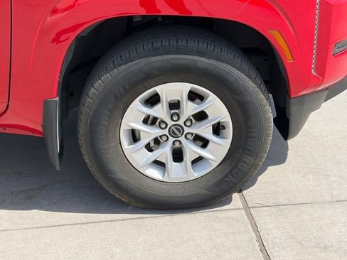 Used 2024 Nissan Frontier SV image 7