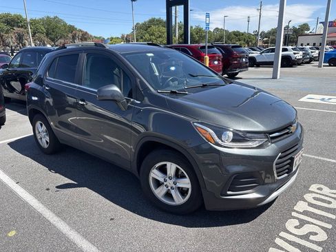 Used 2018 Chevrolet Trax LT w/ LT Convenience Package FWD image 1