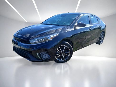Used 2022 Kia Forte LXS FWD image 2