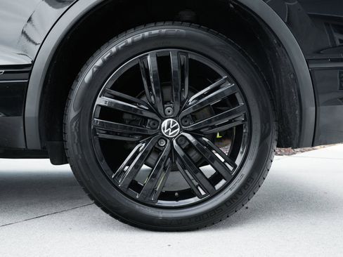 Used 2022 Volkswagen Tiguan SE R-Line image 29