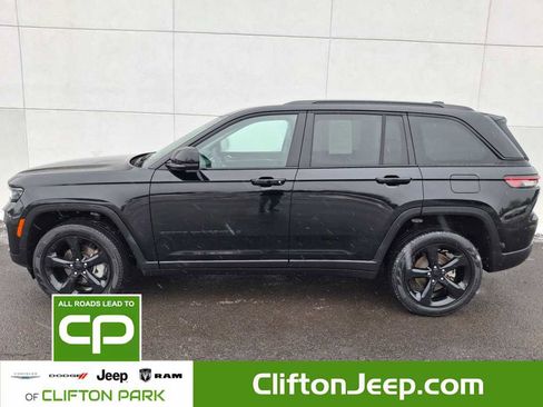 Used 2023 Jeep Grand Cherokee Limited w/ Black Appearance Package image 5